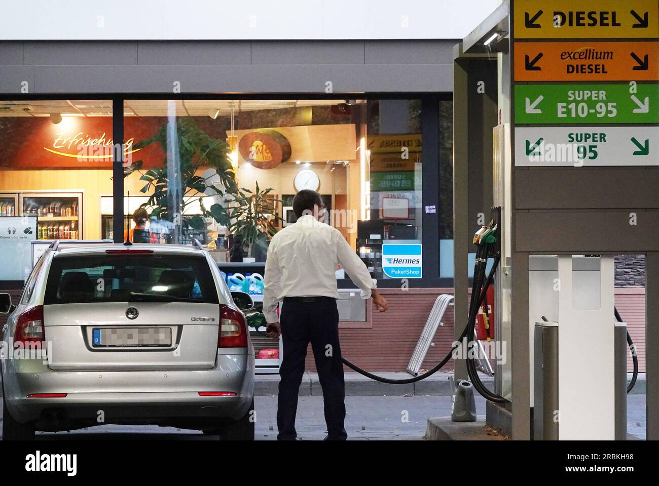 220909 -- BERLINO, 9 settembre 2022 -- Un uomo alimenta un veicolo in una stazione di servizio a Berlino, Germania, 5 settembre 2022. Dopo un calo di due mesi, l'inflazione in Germania è tornata al 7,9% in agosto, un livello record elevato, secondo i dati preliminari dell'Ufficio federale di statistica Destatis. I prezzi dei prodotti alimentari sono aumentati circa il doppio rispetto all'inflazione complessiva, mentre i prezzi dell'energia sono aumentati del 35,6% su base annua. GERMANIA-BERLINO-INFLAZIONE RenxPengfei PUBLICATIONxNOTxINxCHN Foto Stock