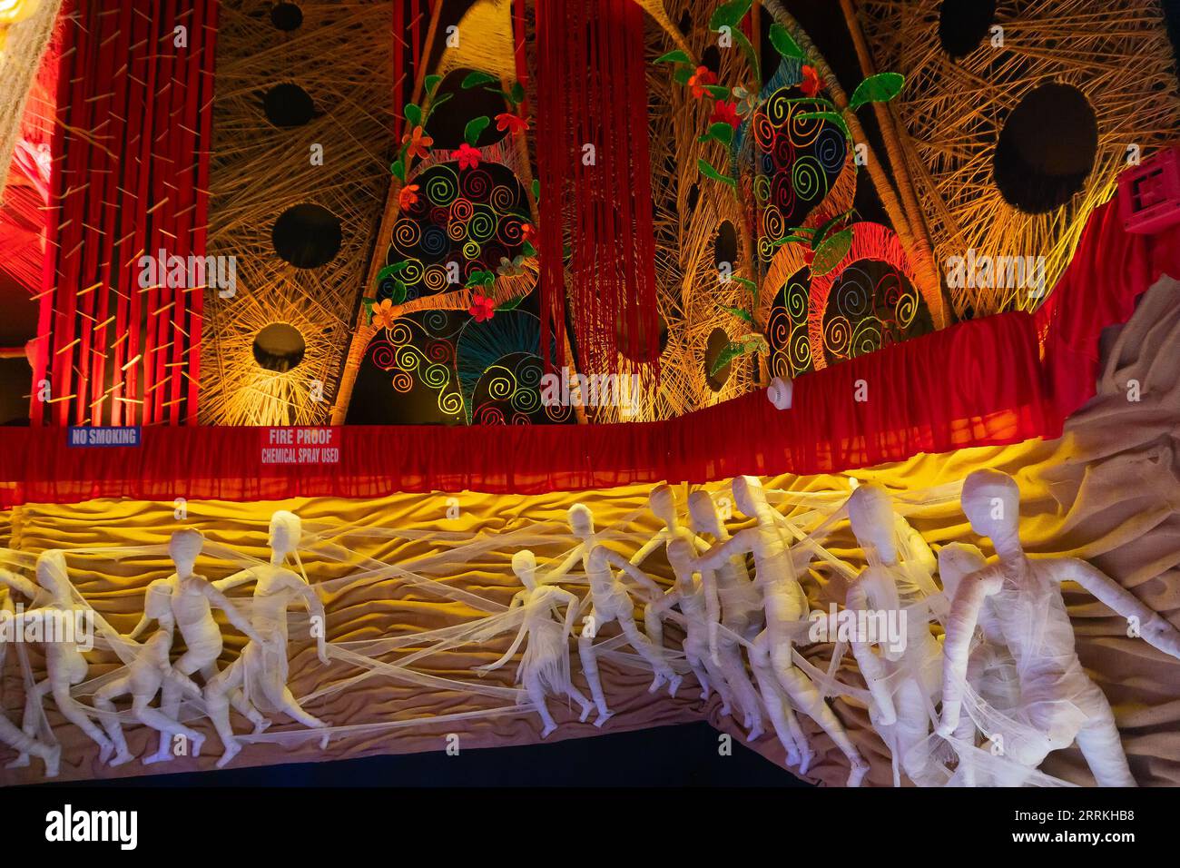 Howrah, Bengala Occidentale, India- 3 ottobre 2022 : bella illuminazione e decorazione all'interno del Durga puja pandal, Durga Puja è il festival dell'induismo. Foto Stock