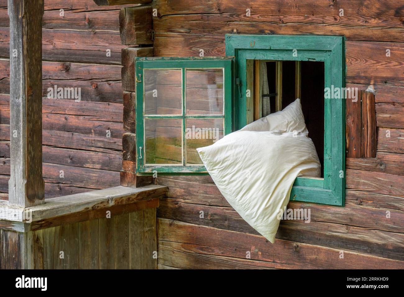 Austria, Tirolo, Zillertal, hanno aperto la finestra in una fattoria. Foto Stock