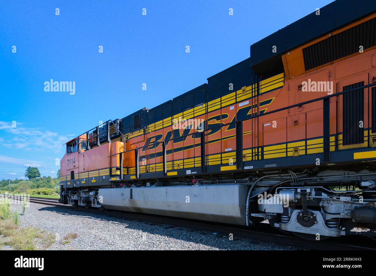 Everett, WA, USA - 6 settembre 2023; ampia visuale in primo piano della locomotiva BNSF contro il cielo blu Foto Stock