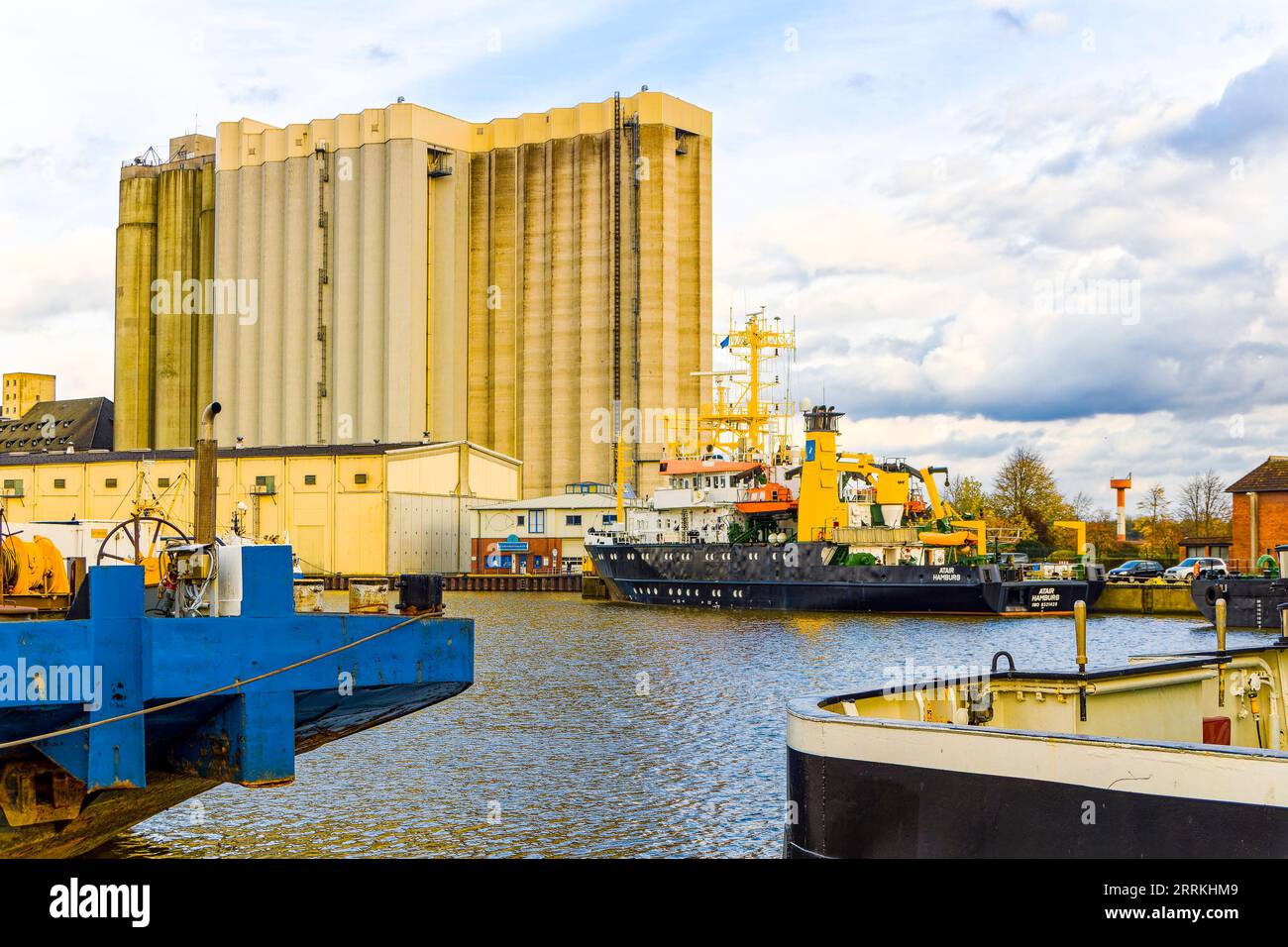 Porto di Brak con strutture per silo e navi da carico Foto Stock