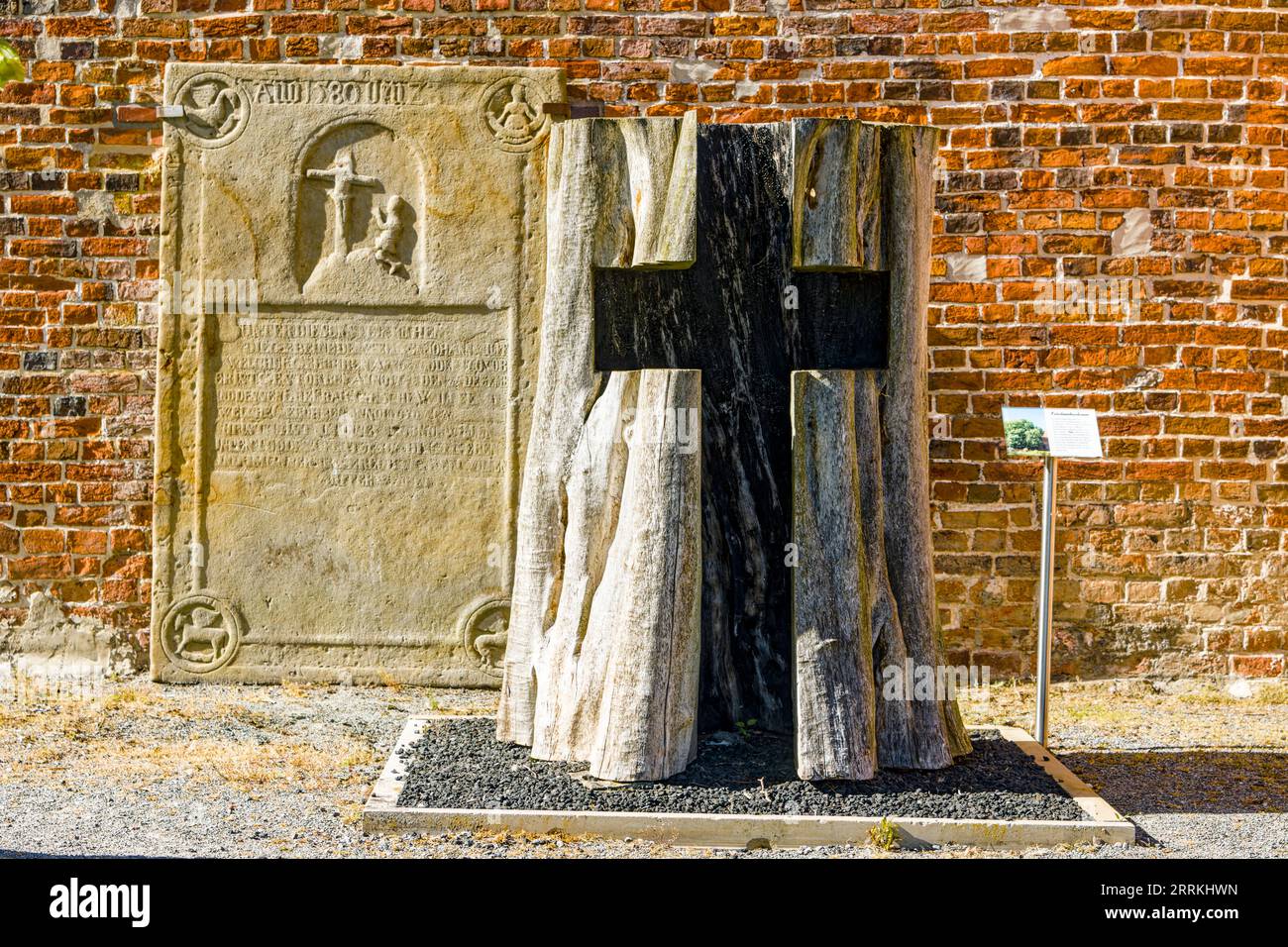 Croce tagliata dal tronco cavo, nell'epitaffio di fondo del 1580 della chiesa precedente Foto Stock