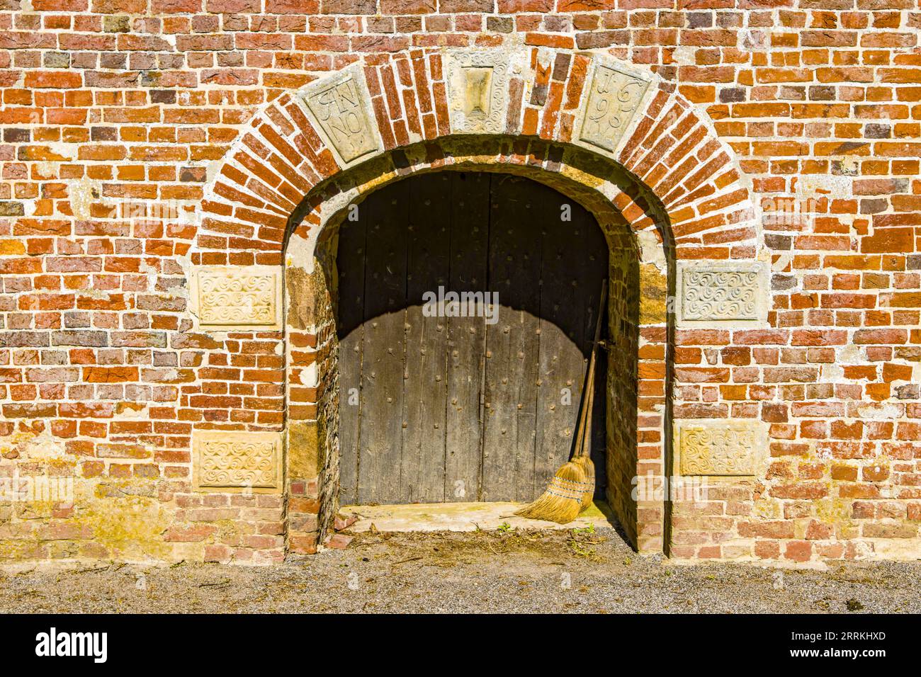ingresso chiuso a chiave alla chiesa con due scope fornite Foto Stock
