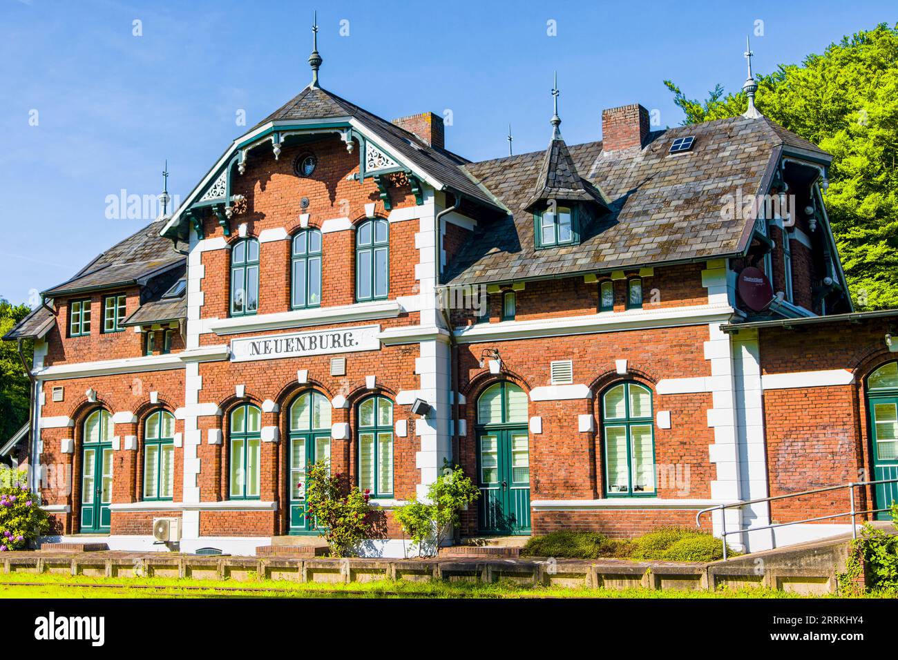 Edificio della stazione in disuso ma ben conservato a Neuchâtel in stile svizzero Foto Stock