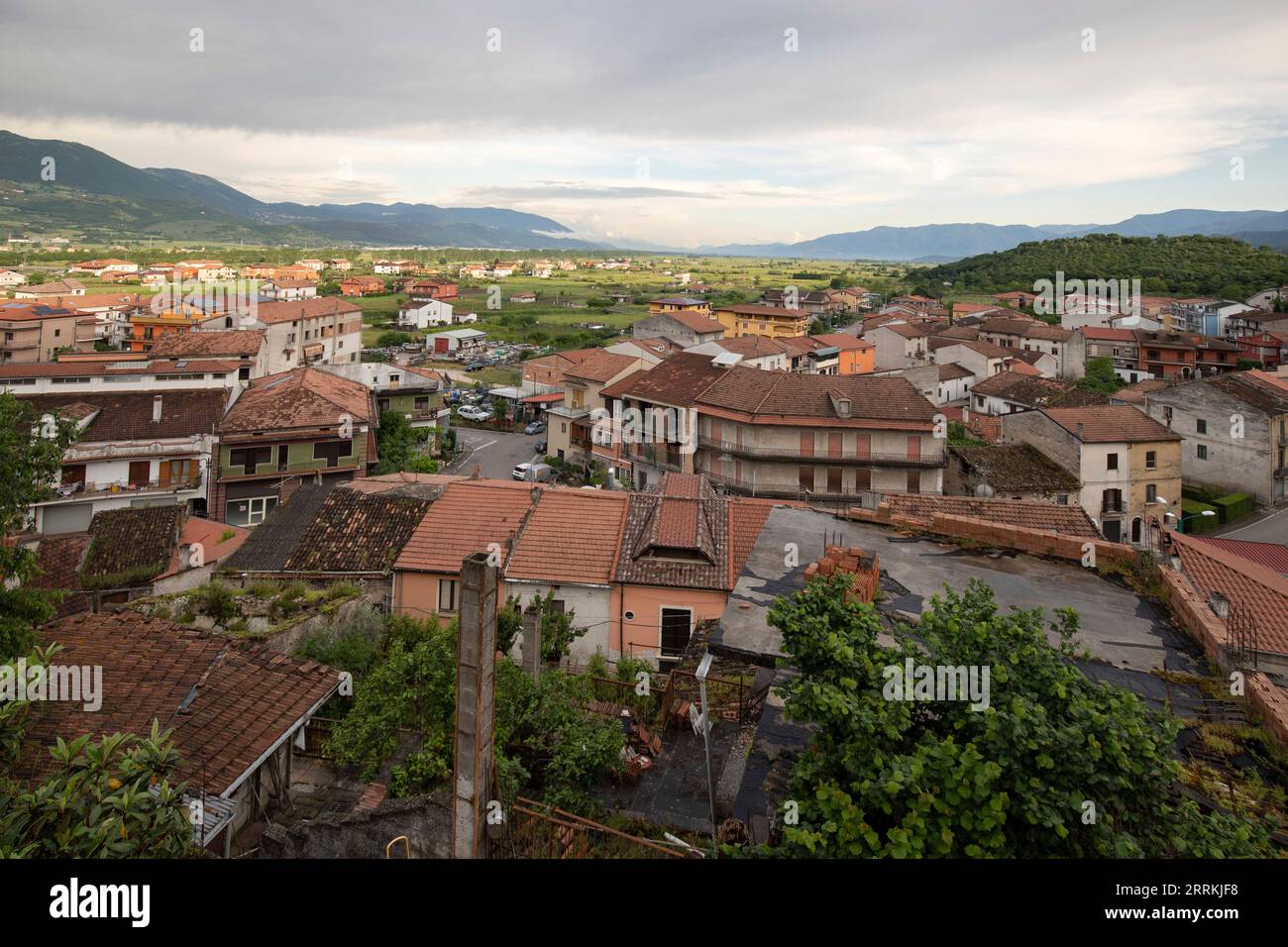 Villaggio di montagna italiano, in mezzo alla natura, con splendide vedute della campagna di Polla, Campania, Salerno, Italia Foto Stock