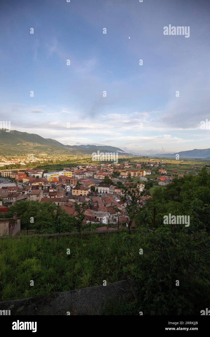 Villaggio di montagna italiano, in mezzo alla natura, con splendide vedute della campagna di Polla, Campania, Salerno, Italia Foto Stock