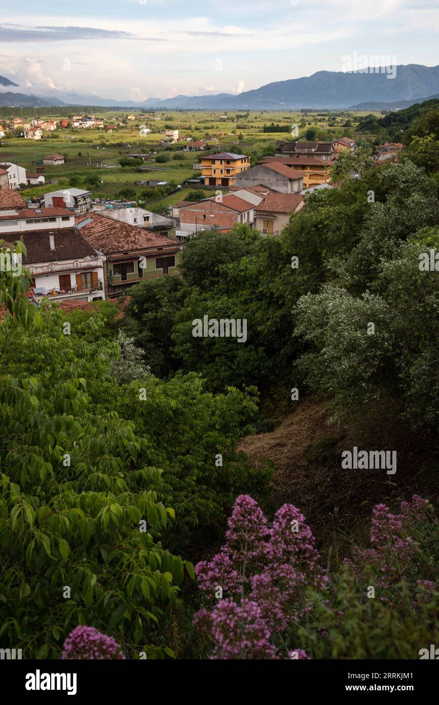 Villaggio di montagna italiano, in mezzo alla natura, con splendide vedute della campagna di Polla, Campania, Salerno, Italia Foto Stock