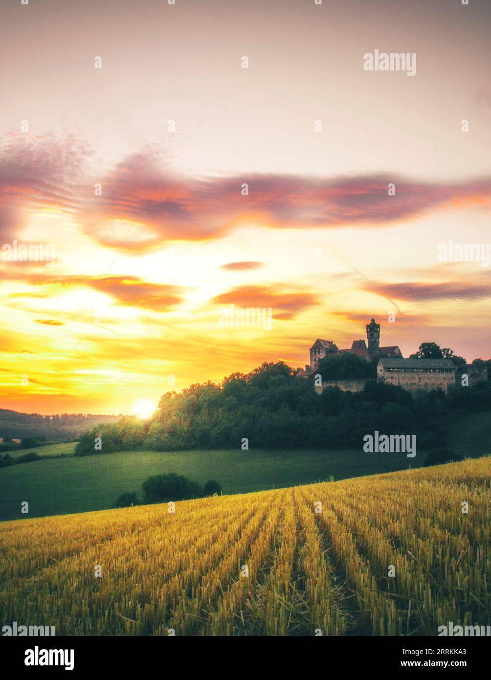 Uno splendido paesaggio girato in campagna, il vecchio castello dei cavalieri - Ronneburg con l'agricoltura e i campi al tramonto, Assia, Germania, Europa Foto Stock