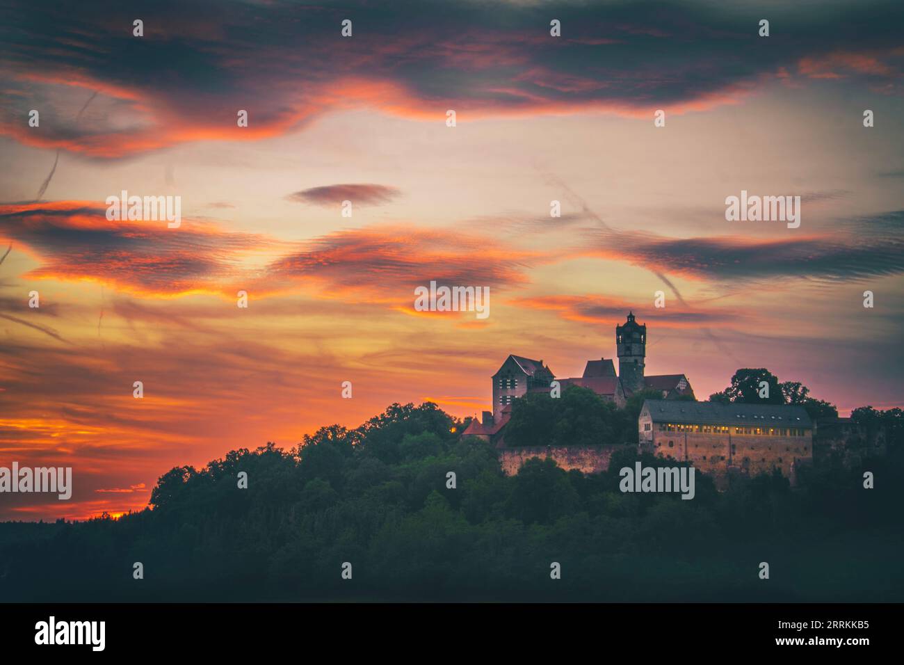 Uno splendido paesaggio girato in campagna, il vecchio castello dei cavalieri - Ronneburg con l'agricoltura e i campi al tramonto, Assia, Germania, Europa Foto Stock