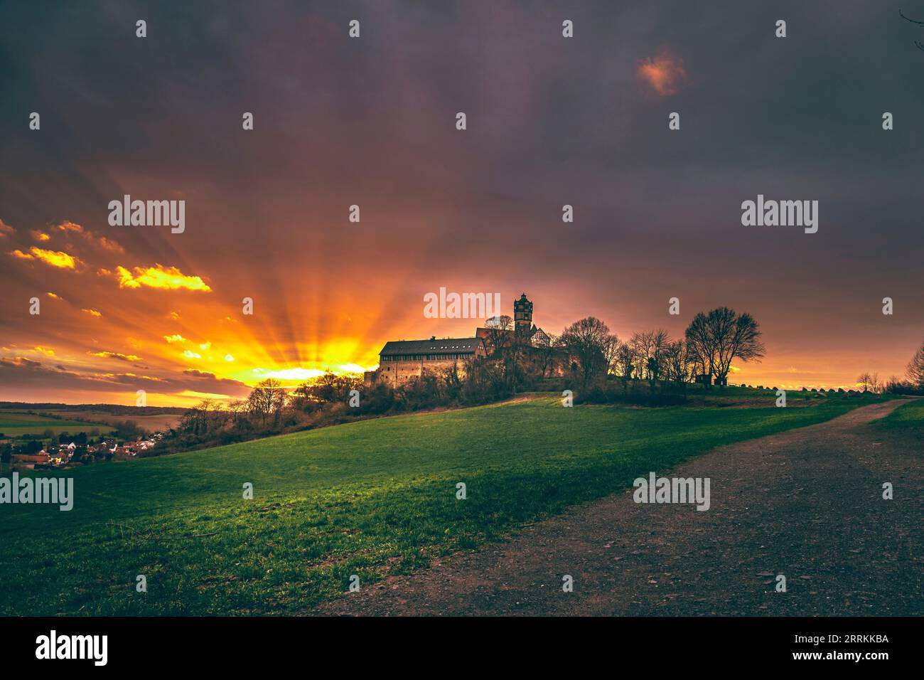 Uno splendido paesaggio girato in campagna, il vecchio castello dei cavalieri - Ronneburg con l'agricoltura e i campi al tramonto, Assia, Germania, Europa Foto Stock