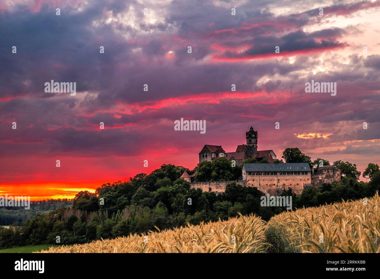 Uno splendido paesaggio girato in campagna, il vecchio castello dei cavalieri - Ronneburg con l'agricoltura e i campi al tramonto, Assia, Germania, Europa Foto Stock