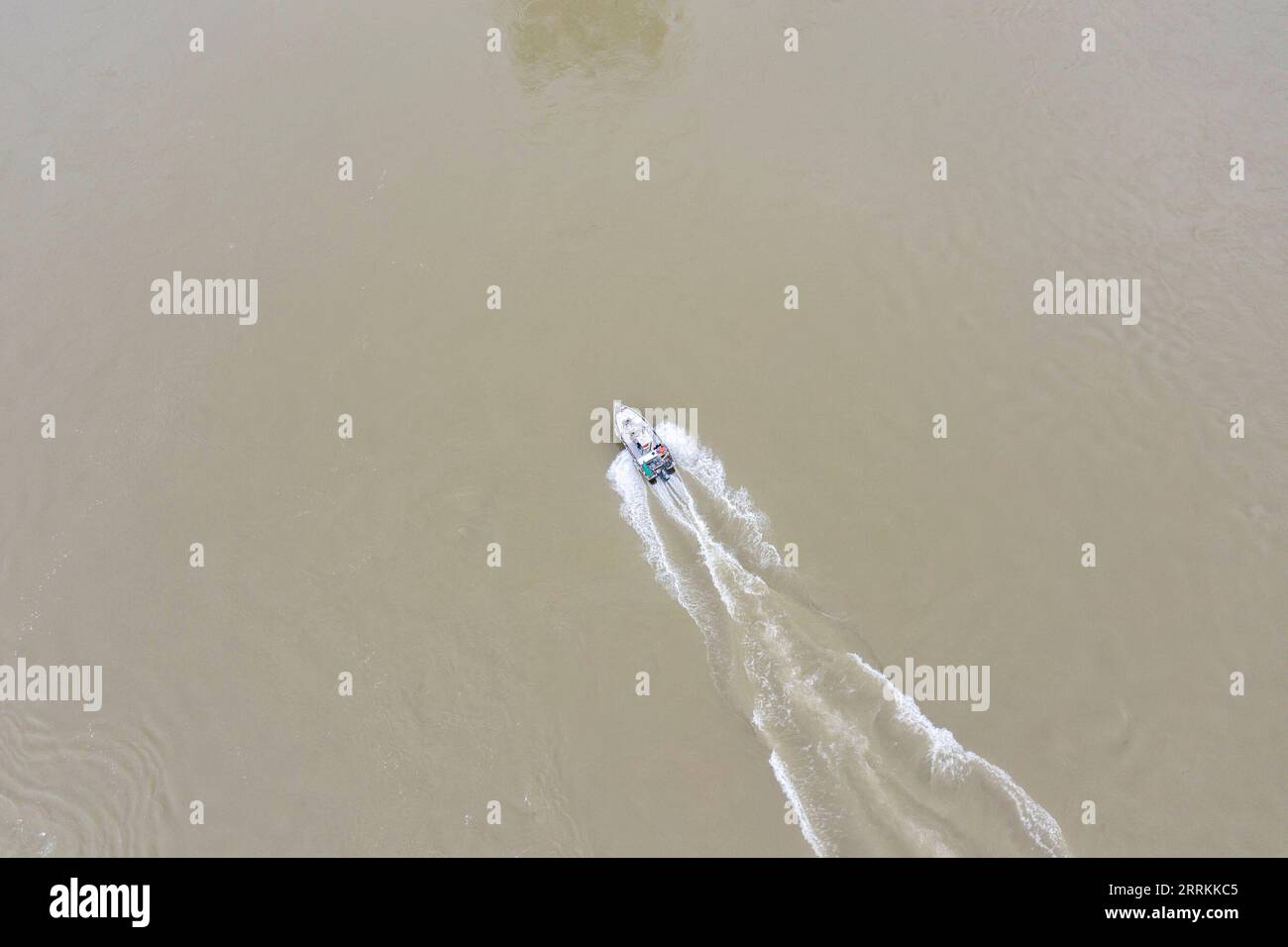 220912 -- CHONGQING, 12 settembre 2022 -- foto aerea scattata il 2 settembre 2022 mostra i membri di una squadra di pattuglia volontaria che pattuglia in una riserva naturale nazionale di pesci rari nel corso superiore del fiume Yangtze nel Chongqing della Cina sud-occidentale. Xinhua titoli: Gli ex pescatori assumono un nuovo ruolo di guardiani di Yangtze HuangxWei PUBLICATIONxNOTxINxCHN Foto Stock