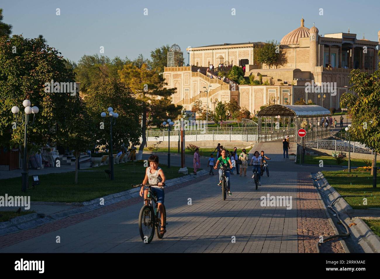 220913 -- SAMARCANDA, 13 settembre 2022 -- le persone vanno in bicicletta a Samarcanda, Uzbekistan, 3 settembre 2022. Samarcanda è la seconda città più grande dell'Uzbekistan. È un'antica città sulla via della Seta e un porto fuso delle culture del mondo. UZBEKISTAN-SAMARCANDA-ANTICA VIA DELLA SETA Xinhua PUBLICATIONxNOTxINxCHN Foto Stock