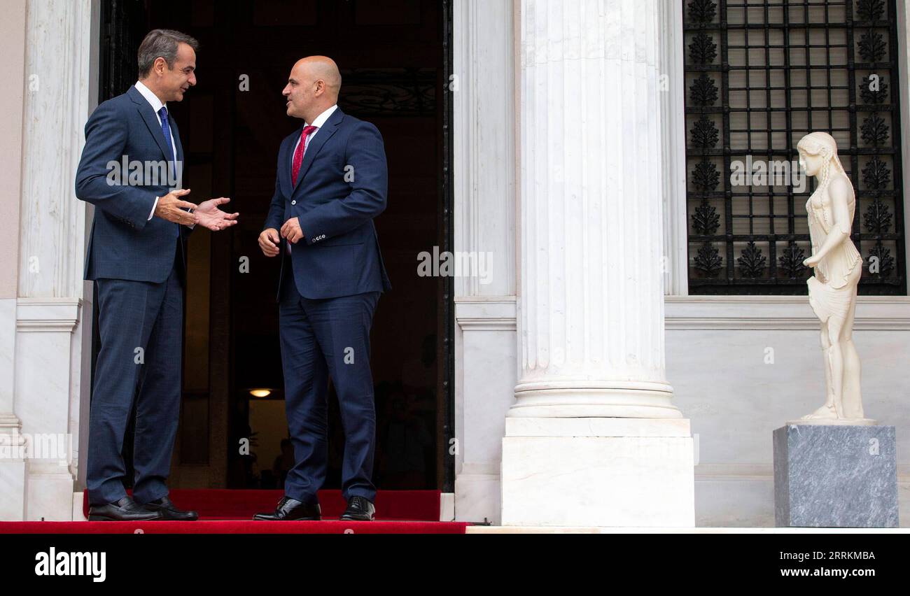 220913 -- ATENE, 13 settembre 2022 -- il primo ministro greco Kyriakos Mitsotakis L dà il benvenuto al primo ministro macedone del Nord Dimitar Kovachevski ad Atene, Grecia, il 13 settembre 2022. Martedì scorso il primo ministro greco Kyriakos Mitsotakis e il suo omologo in visita dalla Macedonia del Nord Dimitar Kovachevski hanno affermato in quest'Aula che i due paesi vicini rafforzeranno la cooperazione nel settore energetico. GRECIA-ATENE-MACEDONIA DEL NORD-POMERIGGIO-VISITA MARIOSXLOLOS PUBLICATIONXNOTXINXCHN Foto Stock