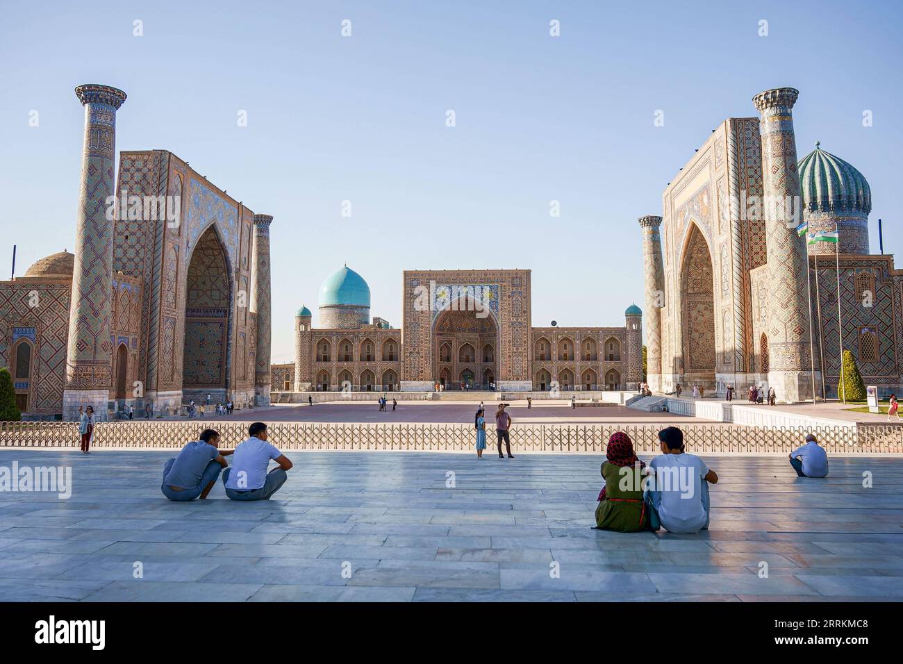 220913 -- SAMARCANDA, 13 settembre 2022 -- la gente visita la Piazza Registan a Samarcanda, Uzbekistan, 3 settembre 2022. Samarcanda è la seconda città più grande dell'Uzbekistan. È un'antica città sulla via della Seta e un porto fuso delle culture del mondo. UZBEKISTAN-SAMARCANDA-ANTICA VIA DELLA SETA Xinhua PUBLICATIONxNOTxINxCHN Foto Stock