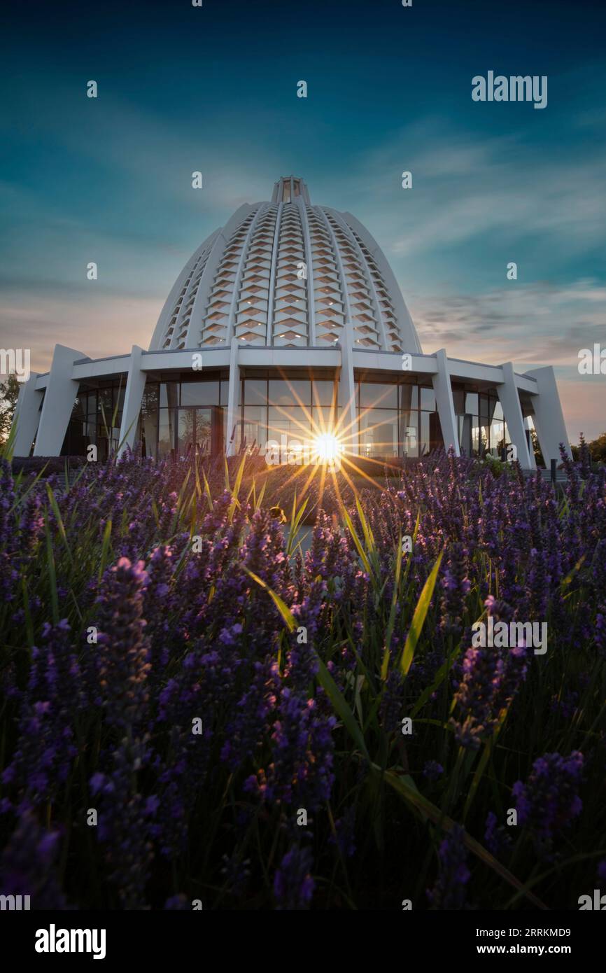 Tempio Ba'í a Hofheim im Taunus. Bella chiesa o casa di culto all'alba. Un moderno edificio a cupola in un paesaggio con lavanda in primo piano. Germania Foto Stock