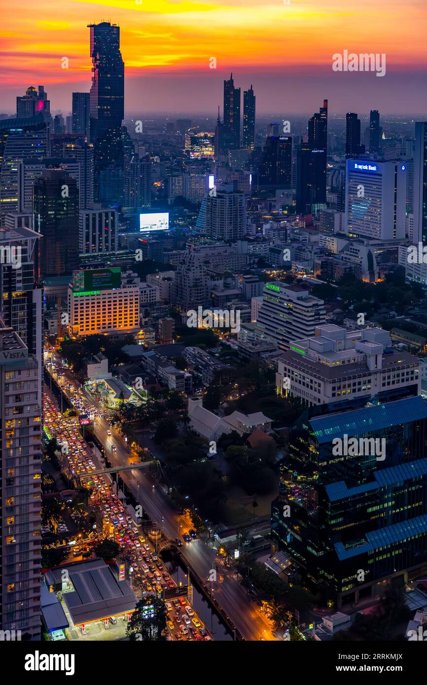 Torre King Power MahaNakhon, 314 m, vista dalla terrazza sul tetto della Torre Banyan Tree Bangkok, Sathon Tai Road, tramonto, Bangkok, Thailandia, Asia Foto Stock