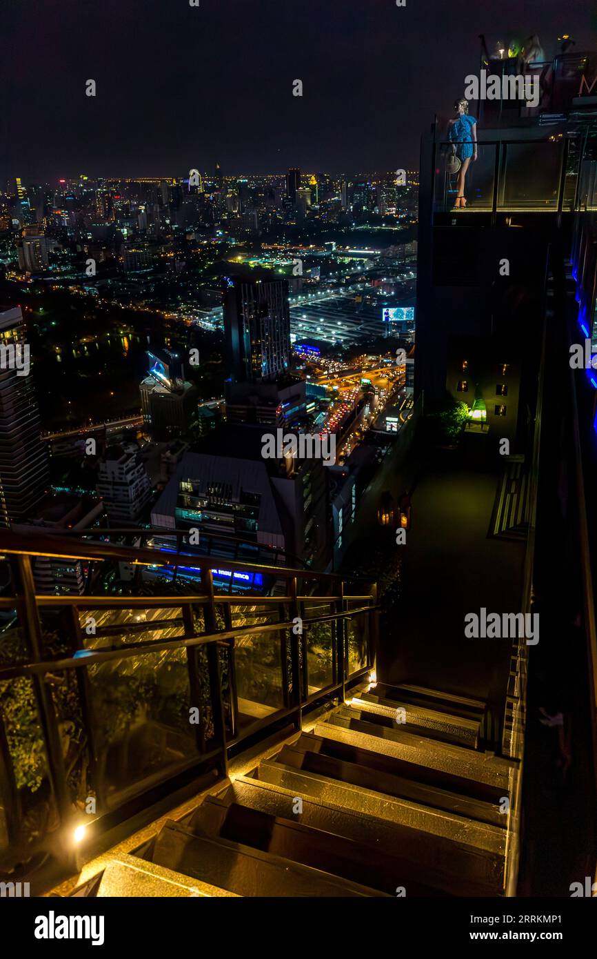 Vista dalla terrazza sul tetto della Torre Banyan Tree Bangkok, Sathon Tai Road, tramonto, Bangkok, Thailandia, Asia Foto Stock