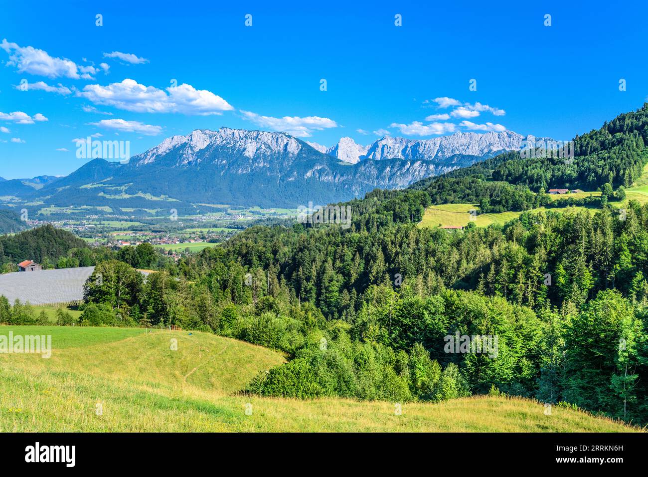 Germania, Baviera, contea Rosenheim, Oberaudorf, vista a Berggasthof Hummelei contro Kaiser montagne Foto Stock