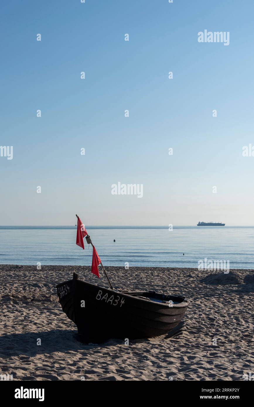 Barca da pesca con bandiera rossa per la pesca, Baabe, isola di Rügen, Meclemburgo-Pomerania occidentale, Germania Foto Stock