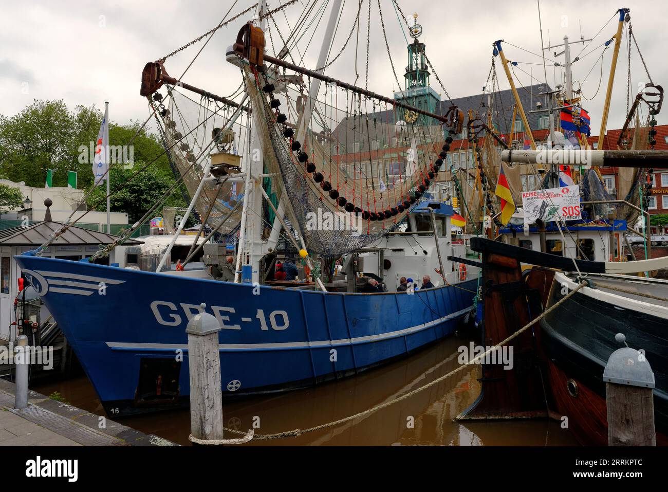 Taglia granchi nel Ratsdelft, Porto Vecchio, Emden, Frisia Orientale, bassa Sassonia, Germania Foto Stock