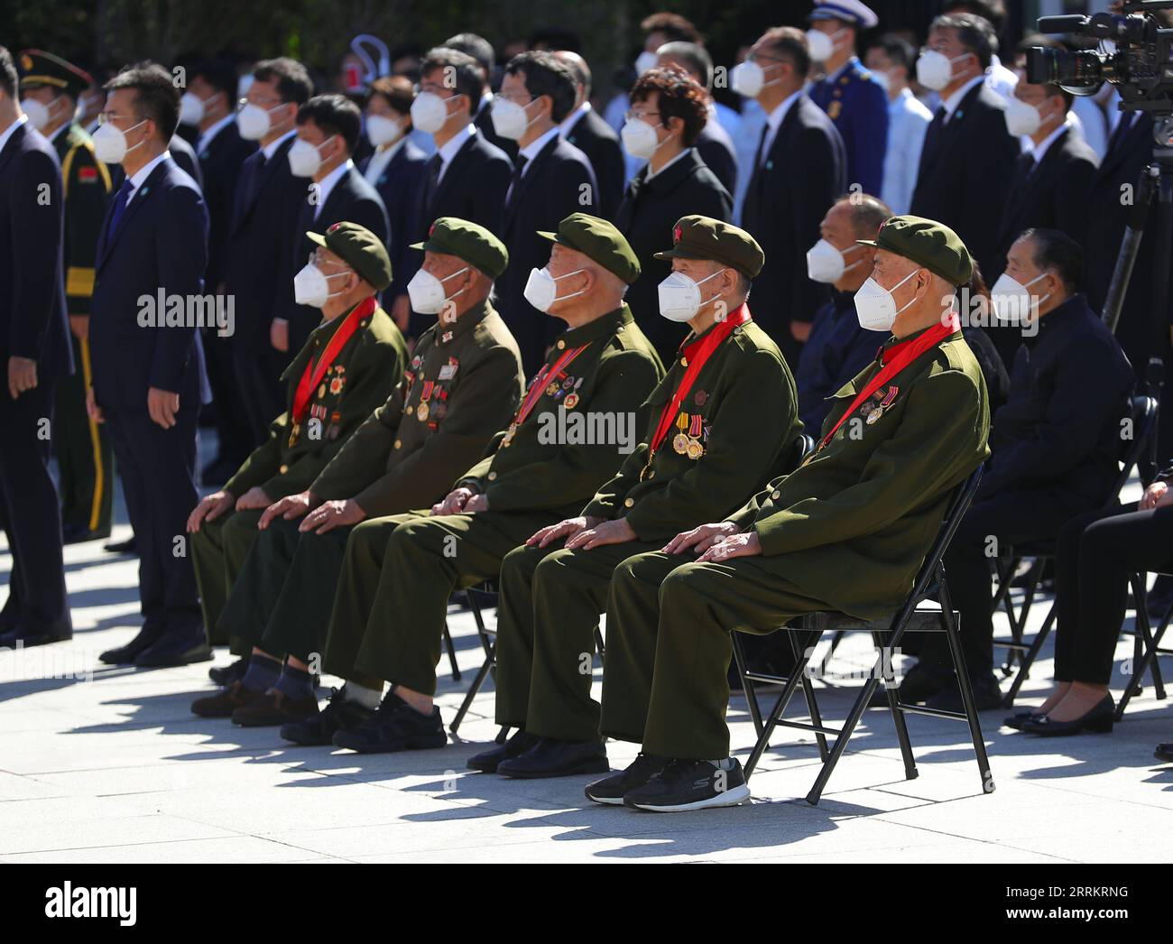 220918 -- SHENYANG, 18 settembre 2022 -- i veterani partecipano ad una cerimonia per commemorare l'incidente del 18 settembre e la guerra popolare cinese di resistenza contro l'aggressione giapponese al 9,18 Museo storico di Shenyang, capitale della provincia di Liaoning della Cina nord-orientale, 18 settembre 2022. Shenyang, capitale della provincia di Liaoning della Cina nordorientale, ha risuonato con sirene di raid aereo e corna di veicoli in pianto domenica, il 91° anniversario dell'incidente del 18 settembre che ha segnato l'inizio dell'invasione giapponese della Cina, durata 14 anni. CHINA-LIAONING-SHENYANG-18 SETTEMBRE INCIDENTE-COMMEMORAZIONE CN YANGXQING PUBLIC Foto Stock