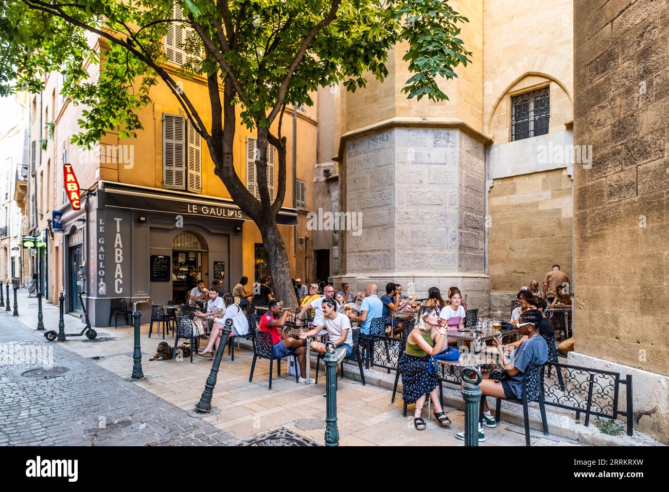 Persone nei caffè e nei bar del centro storico di Aix-en-Provence, Provenza, Francia meridionale, Europa Foto Stock