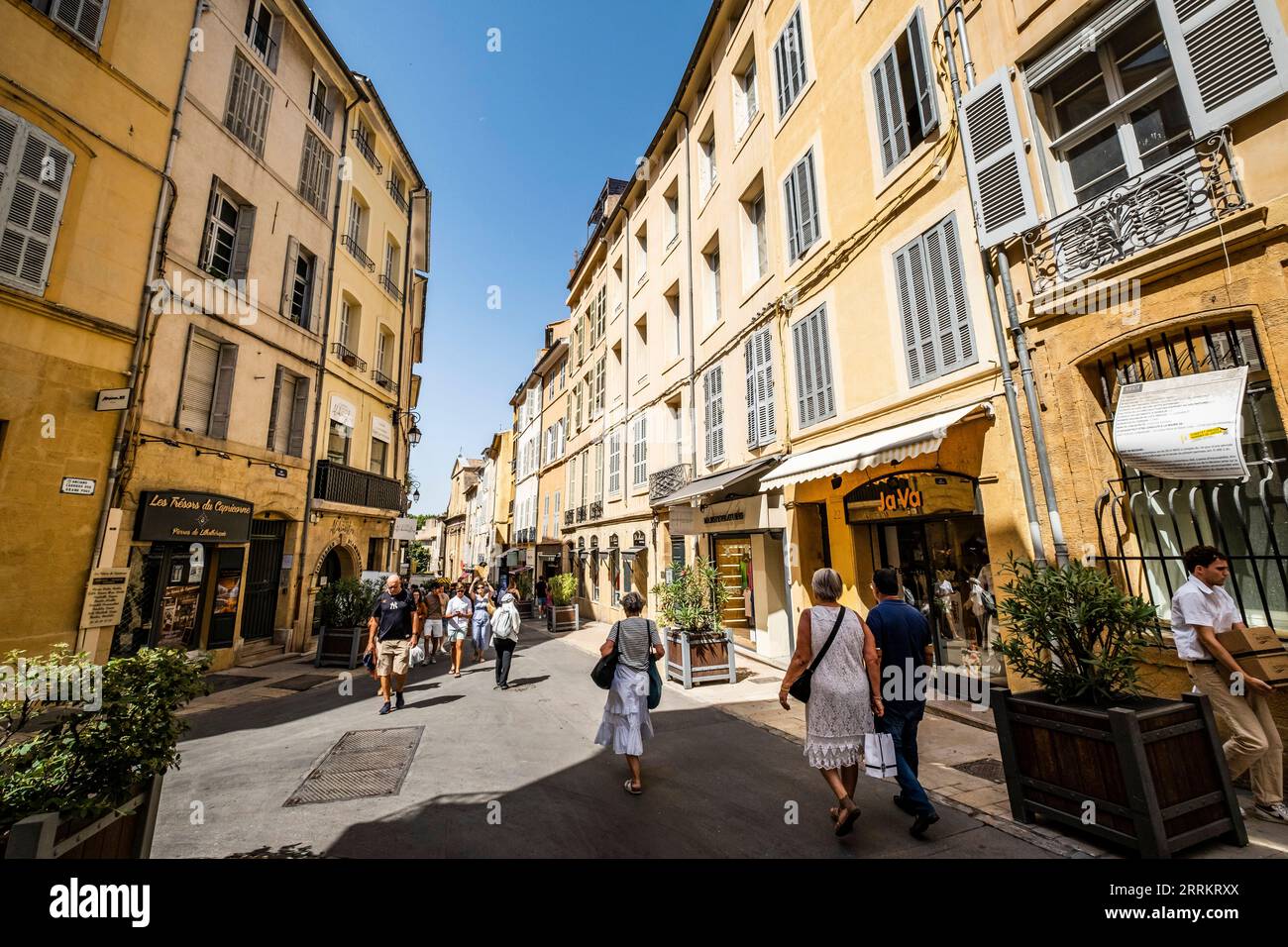 Gente nei vicoli della città vecchia di Aix-en-Provence, Provenza, Francia meridionale, Europa Foto Stock