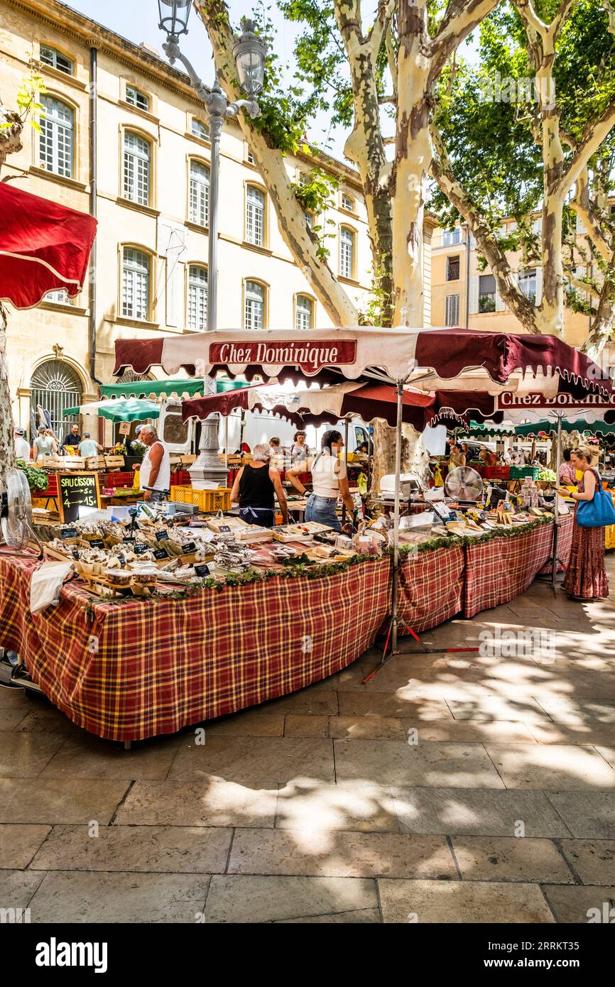 Mercato e gente nei vicoli della città vecchia di Aix-en-Provence, Provenza, Francia meridionale, Europa Foto Stock