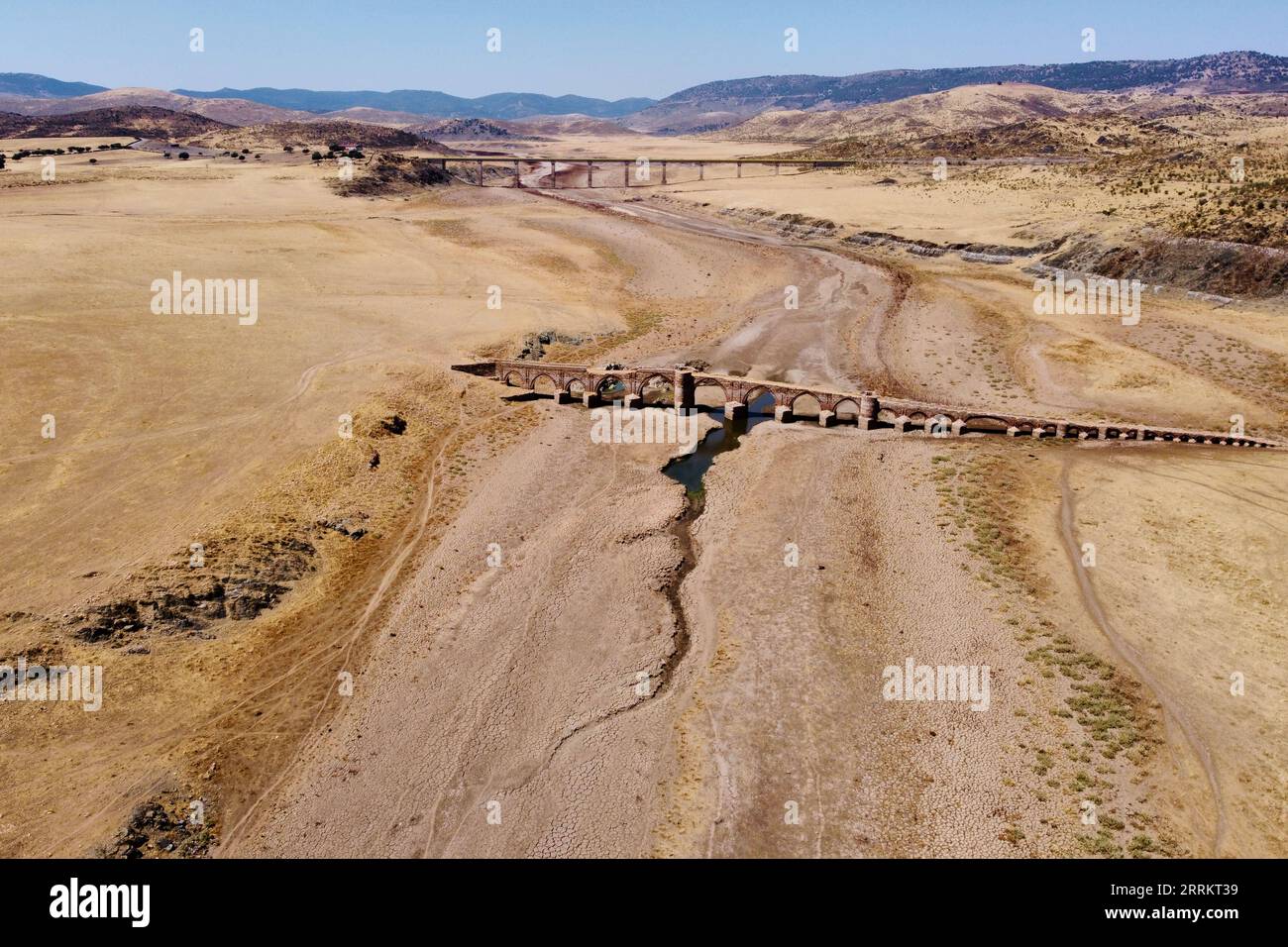 220919 -- FRANCOFORTE, 19 settembre 2022 -- foto scattata il 15 agosto 2022 mostra una vista del bacino idrico di Cijara in Estremadura, Spagna. La mancanza di pioggia ha lasciato i volumi d'acqua nei suoi serbatoi a meno del 40% della loro capacità di stoccaggio -- il 20% al di sotto del livello medio per questo periodo dell'anno. Xinhua titoli: I problemi di inflazione nell'area dell'euro lasciano poco spazio alla BCE per combattere il dilemma economico MengxDingbo PUBLICATIONxNOTxINxCHN Foto Stock