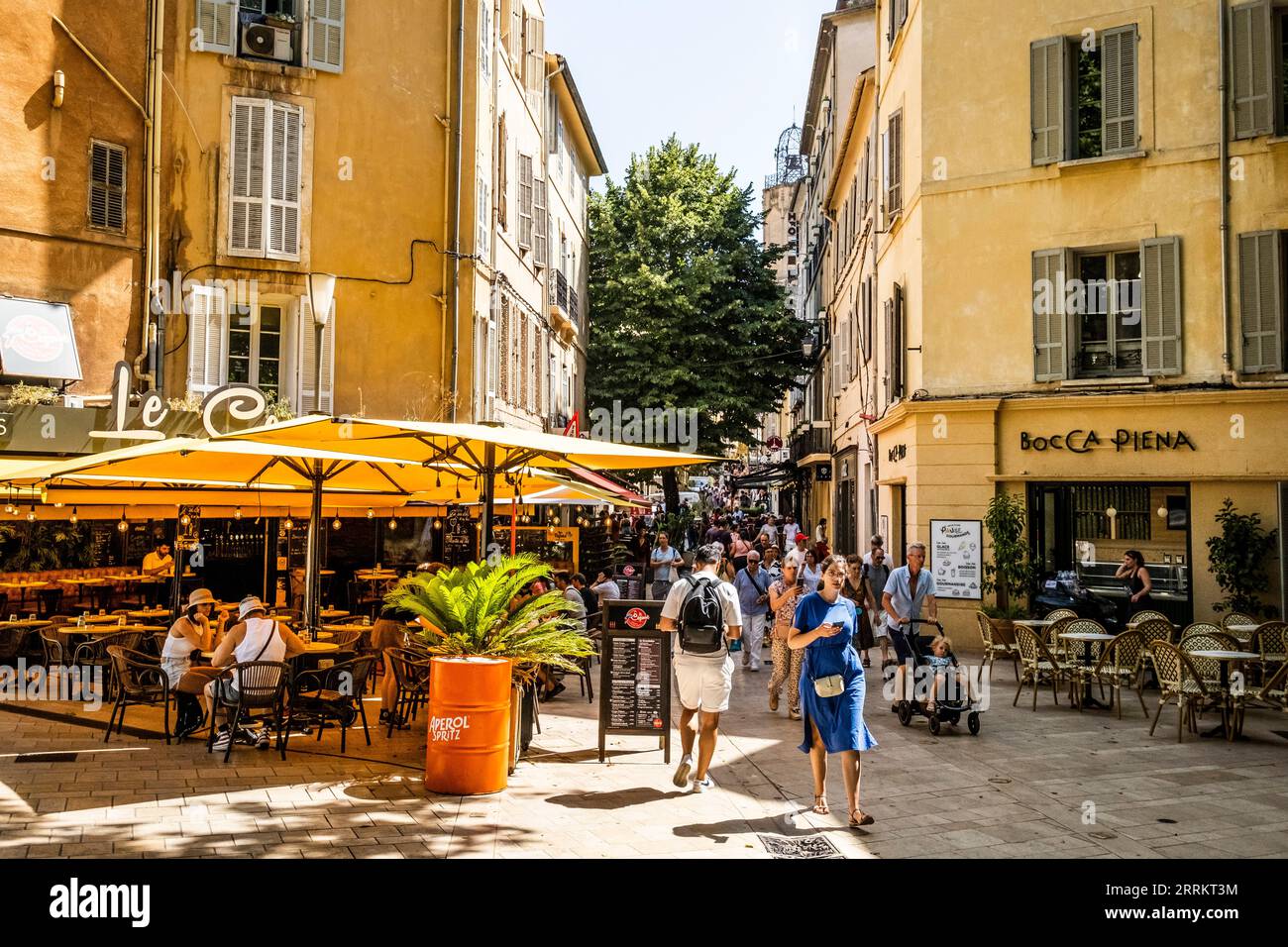 Gente nei vicoli della città vecchia di Aix-en-Provence, Provenza, Francia meridionale, Europa Foto Stock