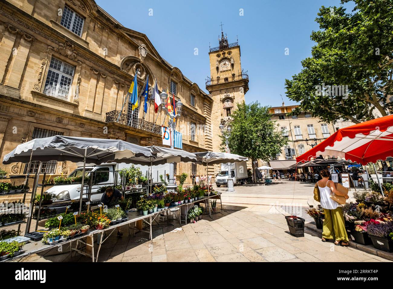 Mercato e gente nei vicoli della città vecchia di Aix-en-Provence, Provenza, Francia meridionale, Europa Foto Stock