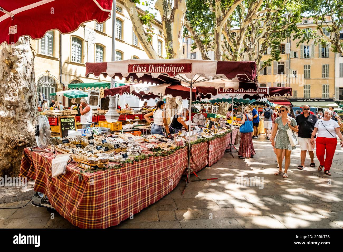 Mercato e gente nei vicoli della città vecchia di Aix-en-Provence, Provenza, Francia meridionale, Europa Foto Stock