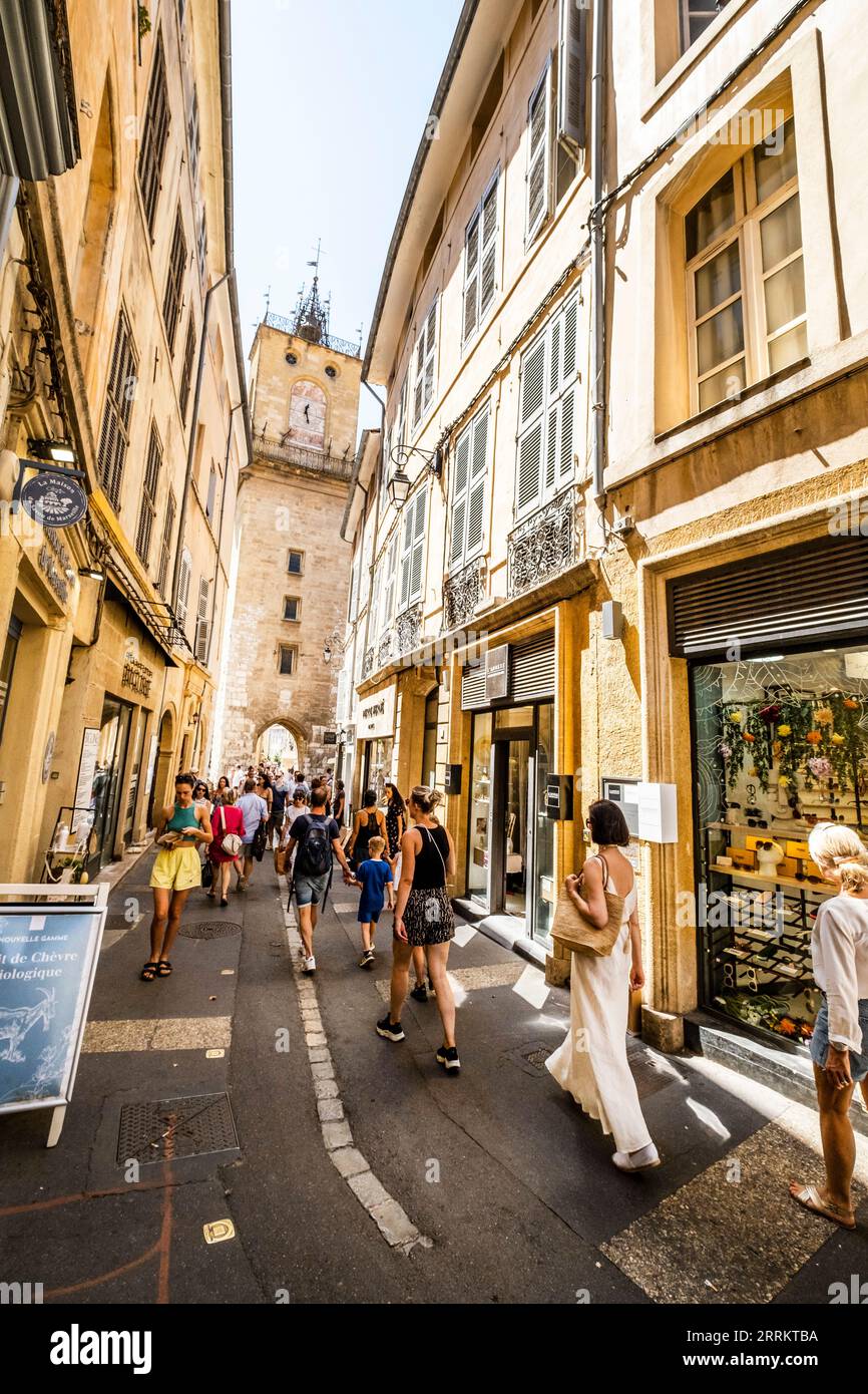 Gente nei vicoli della città vecchia di Aix-en-Provence, Provenza, Francia meridionale, Europa Foto Stock