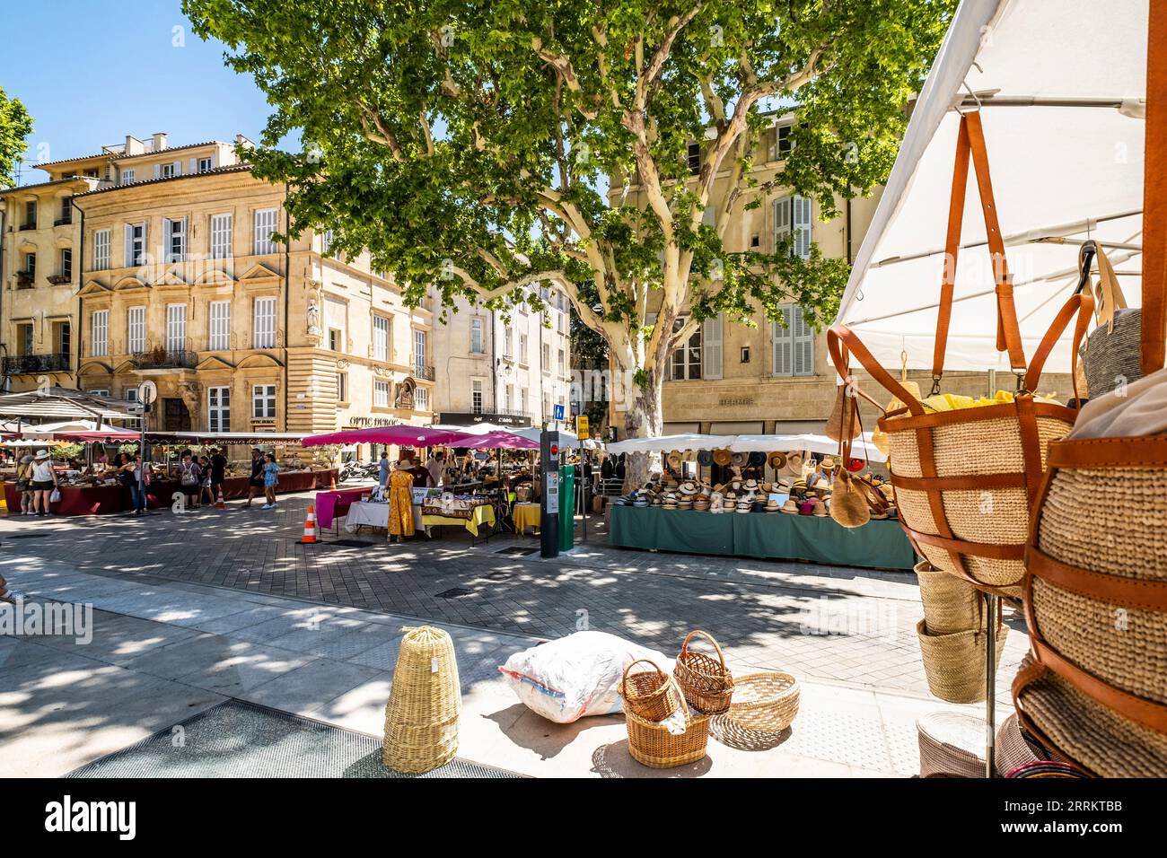 Mercato e gente nei vicoli della città vecchia di Aix-en-Provence, Provenza, Francia meridionale, Europa Foto Stock