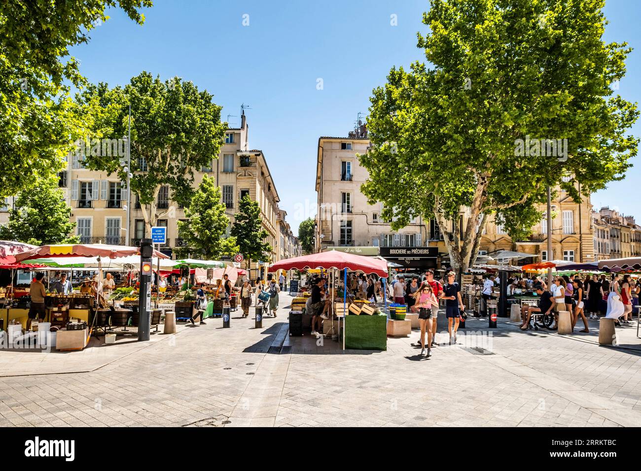 Mercato e gente nei vicoli della città vecchia di Aix-en-Provence, Provenza, Francia meridionale, Europa Foto Stock