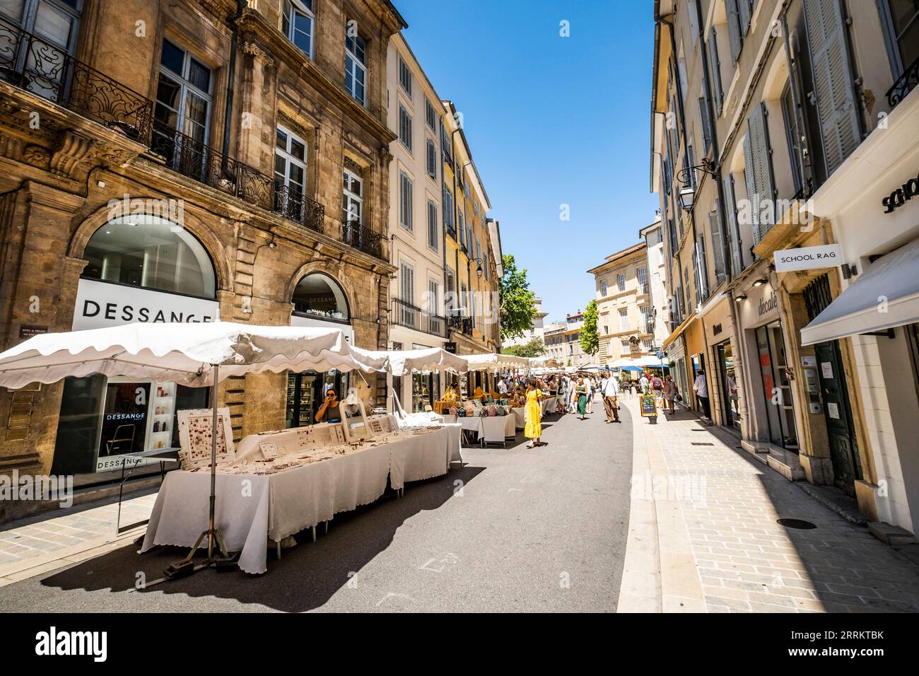 Mercato e gente nei vicoli della città vecchia di Aix-en-Provence, Provenza, Francia meridionale, Europa Foto Stock