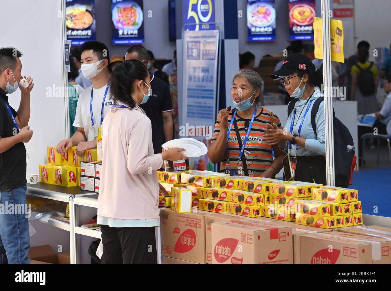 220918 -- NANNING, 18 settembre 2022 -- i visitatori acquistano biscotti al padiglione Indonesia durante la 19a Expo Cina-ASEAN a Nanning, nella regione autonoma del Guangxi Zhuang, nel sud della Cina, 18 settembre 2022. La quattro giorni dell'expo tematica Sharing RCEP New Opportunities, Building a Version 3,0 China-ASEAN Free Trade area, durerà fino a lunedì, poiché quest'anno segna il primo anno di attuazione dell'accordo di libero scambio RCEP del partenariato economico globale regionale. CHINA-GUANGXI-NANNING-ASEAN EXPO-RCEP PADIGLIONI CN HUANGXXIAOBANG PUBLICATIONXNOTXINXCHN Foto Stock