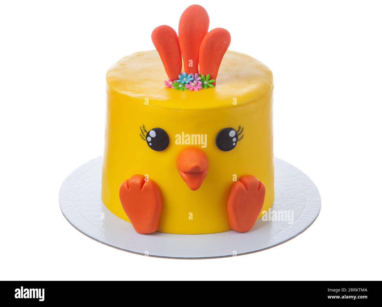 Torta di compleanno per bambini sotto forma di un divertente pollo giallo su uno sfondo bianco isolato. Foto Stock