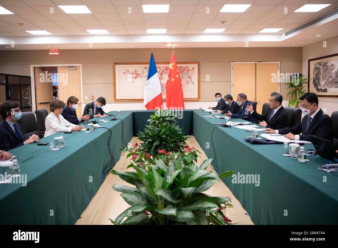 220920 -- NEW YORK, 20 settembre 2022 -- il consigliere di Stato cinese e ministro degli Esteri Wang Yi 2° R incontra il ministro degli Esteri francese Catherine colonna 2° L a New York, negli Stati Uniti, 19 settembre 2022. U.S.-NEW YORK-CHINA-WANG YI-FRANCE-FM-MEETING LIUXJIE PUBLICATIONXNOTXINXCHN Foto Stock