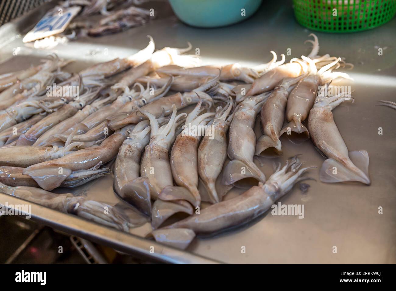 Calamari, vendita di cibo su rotaie, mercato ferroviario di Maeklong, mercato ferroviario di Talad Rom Hub, vicino a Bangkok, Samut Songkhram, Thailandia, Asia Foto Stock