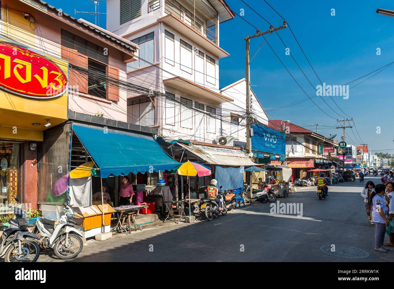 Ingresso al mercato, scena della strada, mercato ferroviario di Maeklong, mercato ferroviario di Talad Rom Hub, vicino a Bangkok, Samut Songkhram, Thailandia, Asia Foto Stock