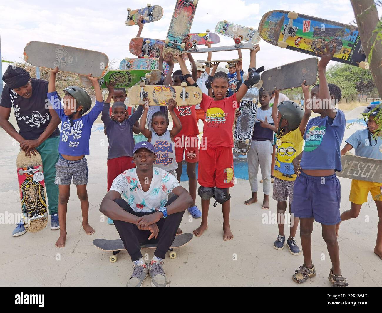 220920 -- WINDHOEK, 20 settembre 2022 -- Michael Kagola seduta, volontario e allenatore di skate aid, posa con i bambini allo skate Park di Windhoek, Namibia, 17 settembre 2022. Il pattinaggio consente ai bambini disabili di realizzare appieno il loro potenziale e di migliorare l'inclusione, contribuendo allo stesso tempo a ridurre lo stigma e ad aumentare la fiducia in se stessi negli adolescenti che vivono nella capitale della Namibia, Windhoek. ANDARE CON caratteristica: Pattinare rompe pregiudizio sociale, responsabilizza i giovani in Namibia foto di /Xinhua NAMIBIA-WINDHOEK-PATTINAGGIO-GIOVANI KaulaxNhongo PUBLICATIONxNOTxINxCHN Foto Stock