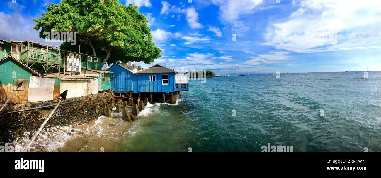 Lahaina Bay è stata fotografata da un ristorante che non è più lì perché l'intera città è stata bruciata al suolo. Foto Stock