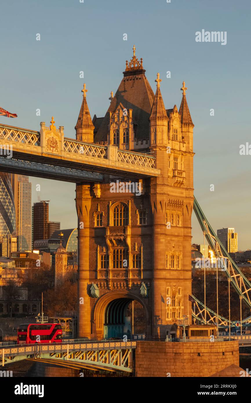 Inghilterra, Londra, Tower Bridge e City of London Skyline e autobus a due piani rosso con luce mattutina Foto Stock