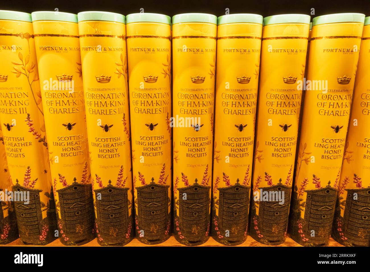 Inghilterra, Londra, Piccadilly, Fortnum & Mason Store, esposizione di barattoli colorati per l'incoronazione di Re Carlo III Foto Stock Inghilterra, Londra, Piccadilly, Fortnum & Mason Store, esposizione di barattoli colorati per l'incoronazione di Re Carlo III Foto Stock