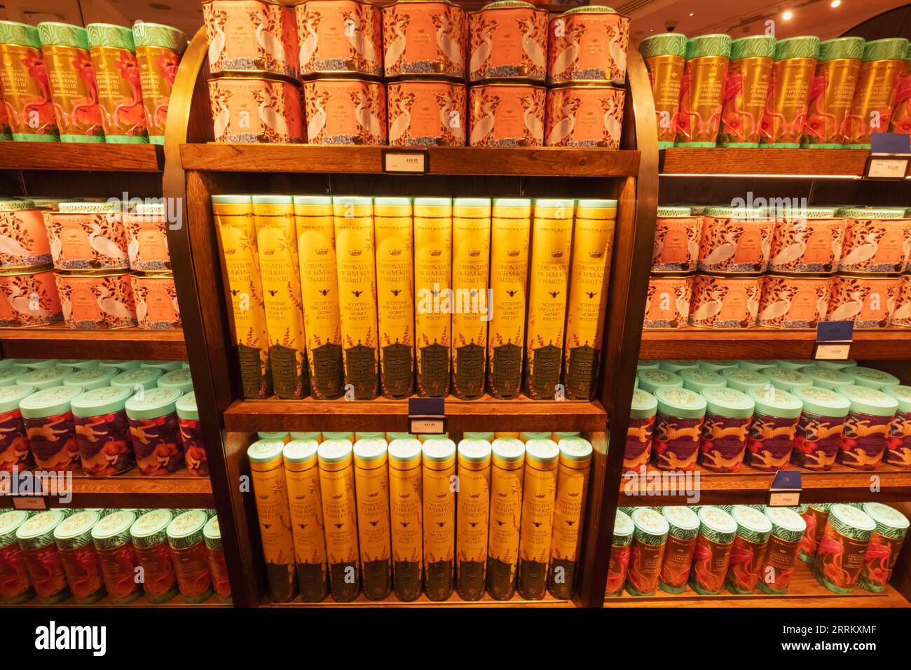 Inghilterra, Londra, Piccadilly, Fortnum & Mason Store, esposizione di barattoli colorati per l'incoronazione di Re Carlo III Foto Stock Inghilterra, Londra, Piccadilly, Fortnum & Mason Store, esposizione di barattoli colorati per l'incoronazione di Re Carlo III Foto Stock