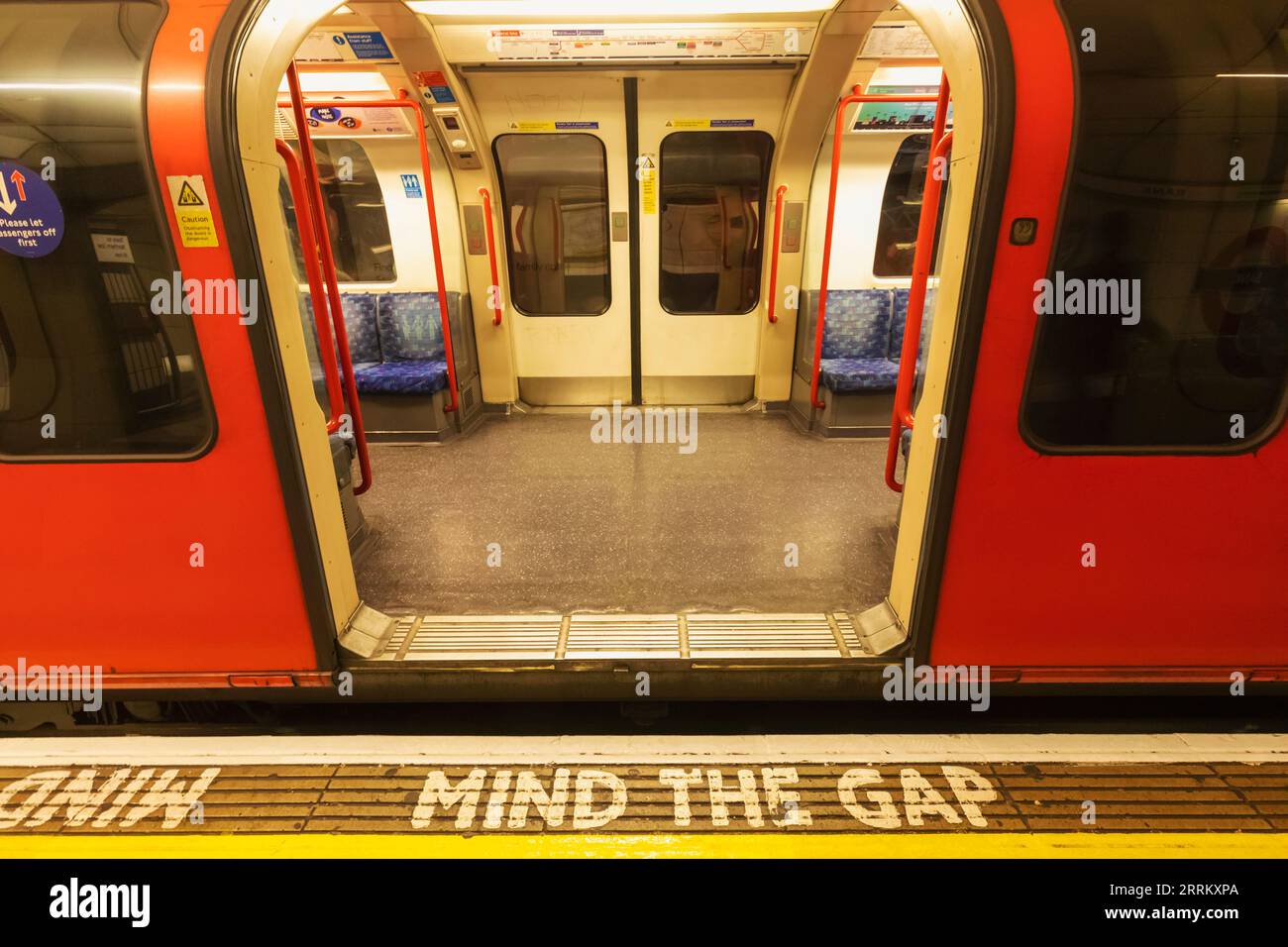 Inghilterra, Londra, metropolitana di Londra, Stationary Train with Mind the Gap Sign Foto Stock