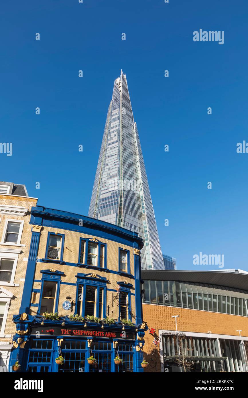 Inghilterra, Londra, Southwark, Tooley Street, The Shard e Historical Pub Foto Stock