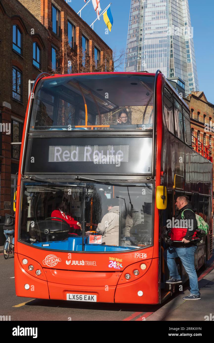 Inghilterra, Londra, Southwark, Tooley Street, imbarco passeggeri autobus rosso a due piani Foto Stock